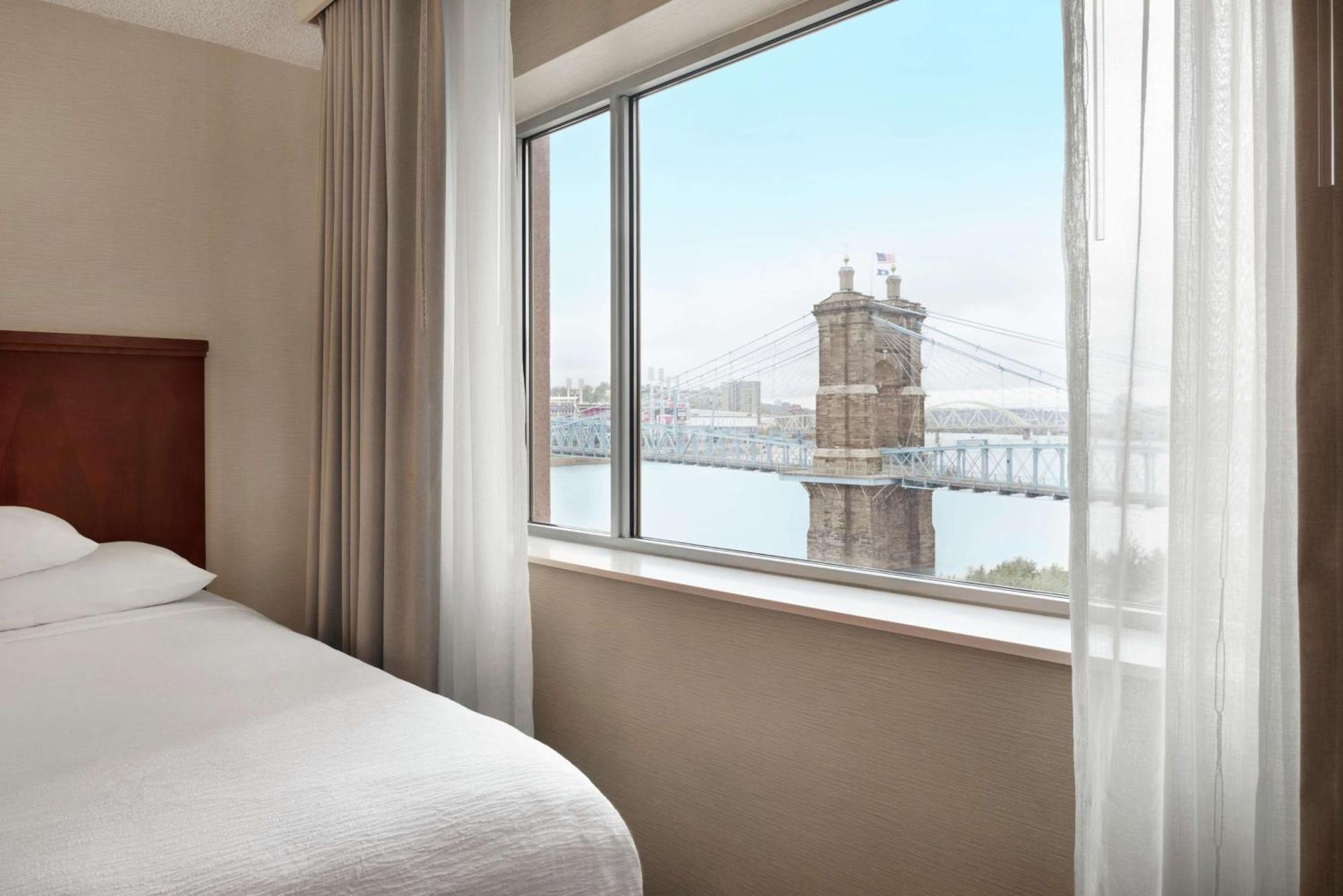 Embassy Suites Cincinnati - Rivercenter Covington Eksteriør billede