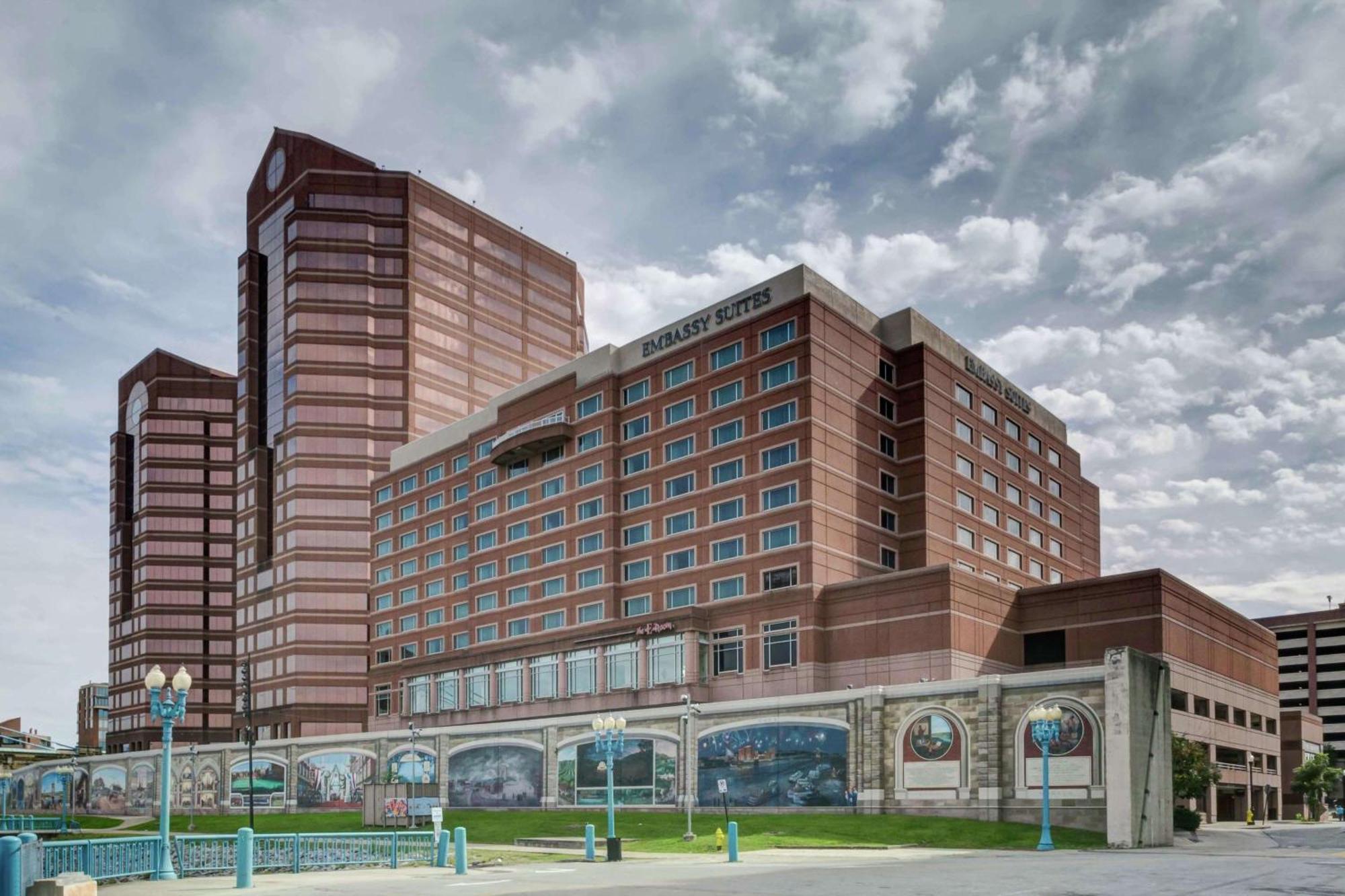 Embassy Suites Cincinnati - Rivercenter Covington Eksteriør billede
