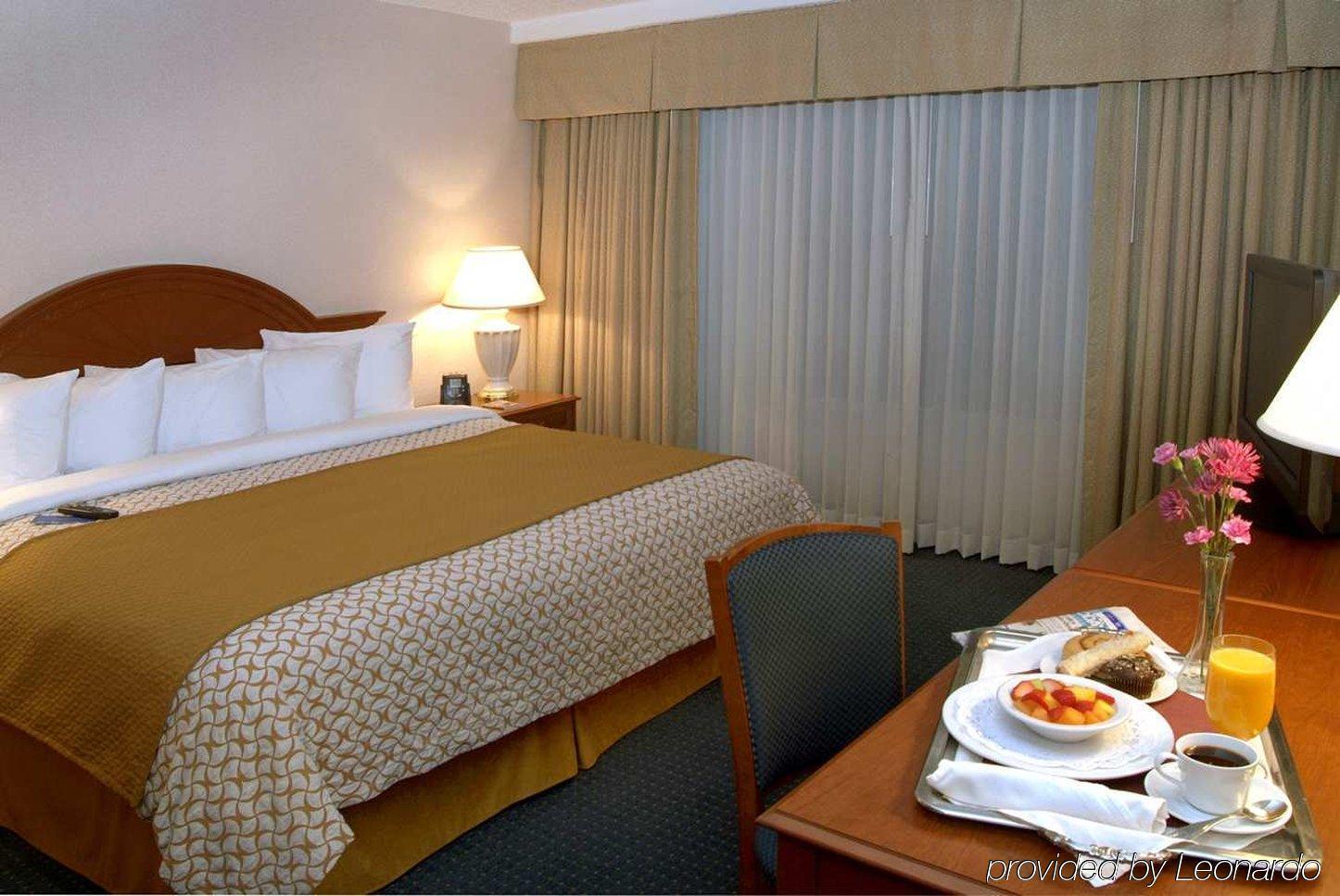 Embassy Suites Cincinnati - Rivercenter Covington Værelse billede